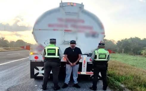 Aseguran pipa con 45 mil litros de combustible en el libramiento de Villahermosa.