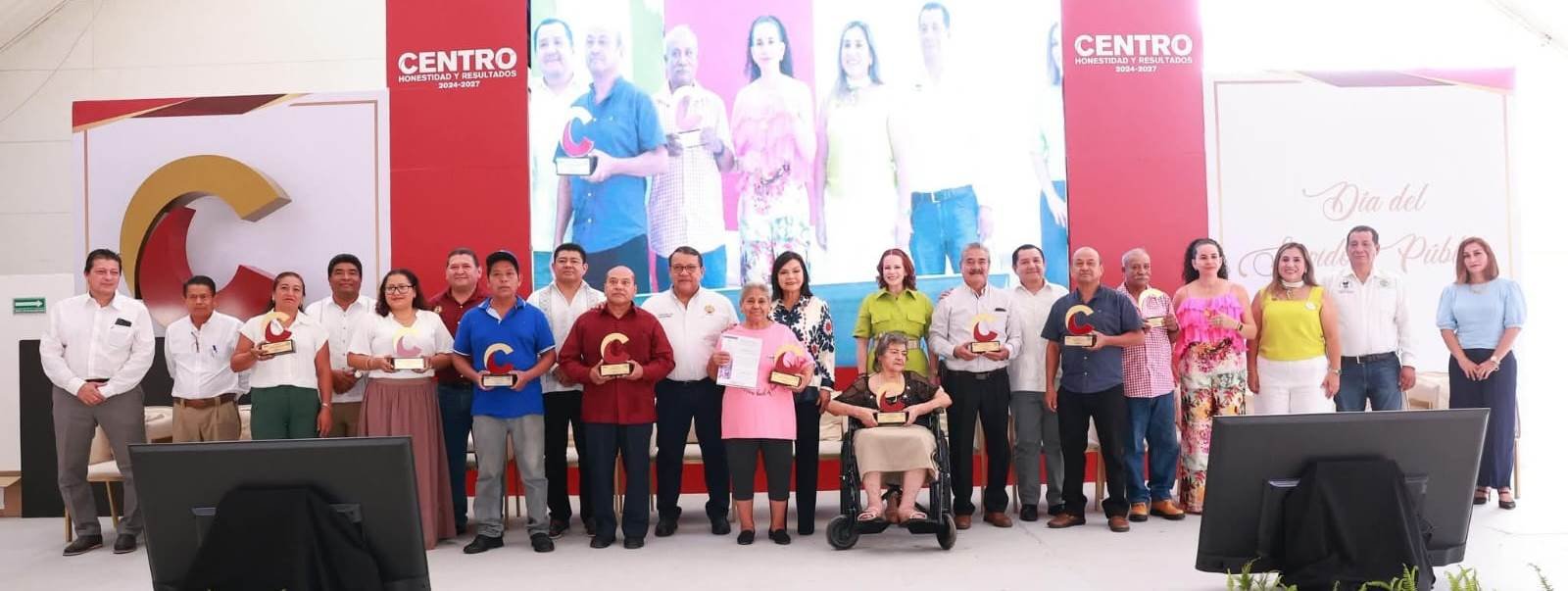 Centro reconoce a 395 servidores públicos con estímulos por antigüedad