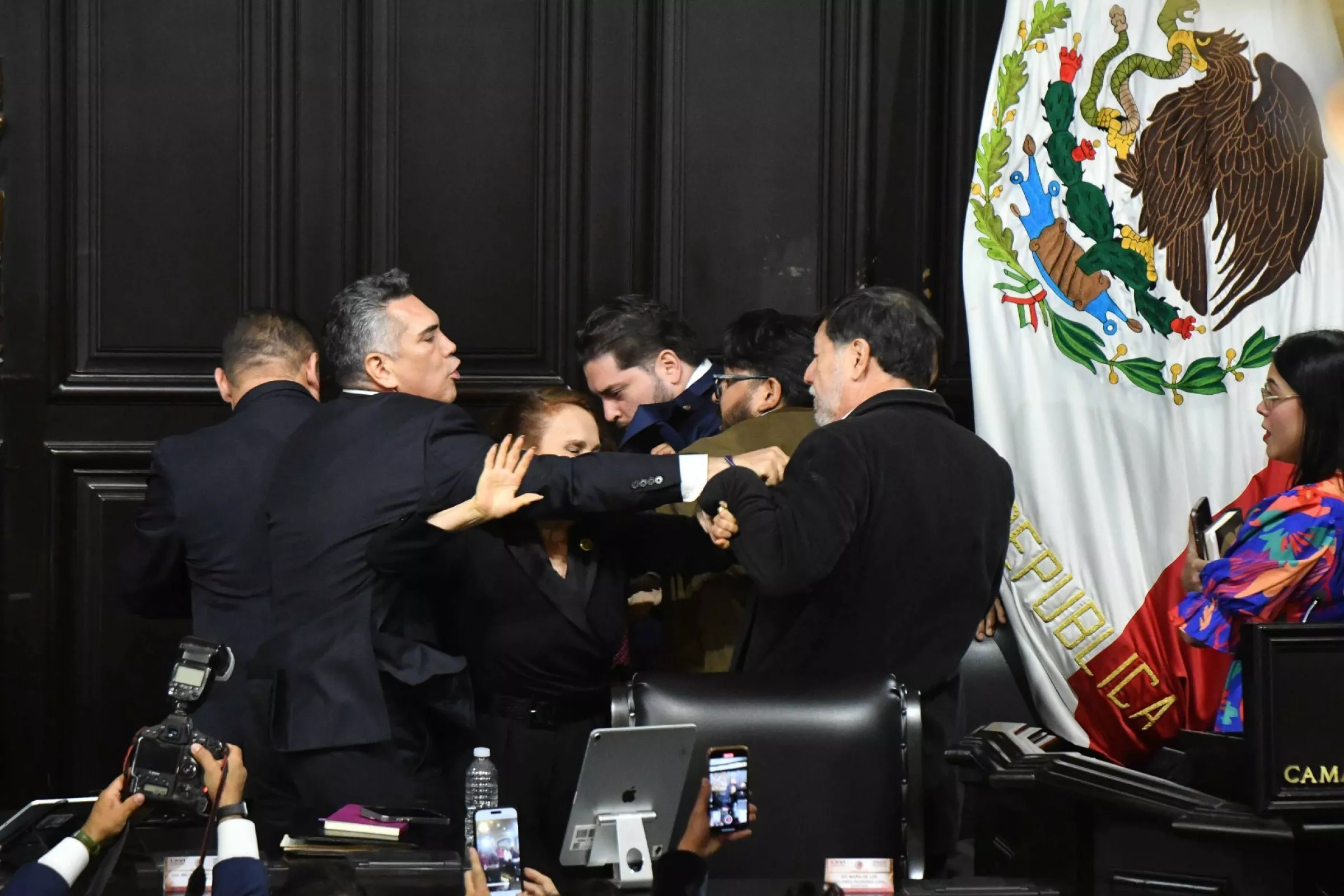 Agrede a golpes 'Alito' Moreno a Fernández Noroña en el Senado