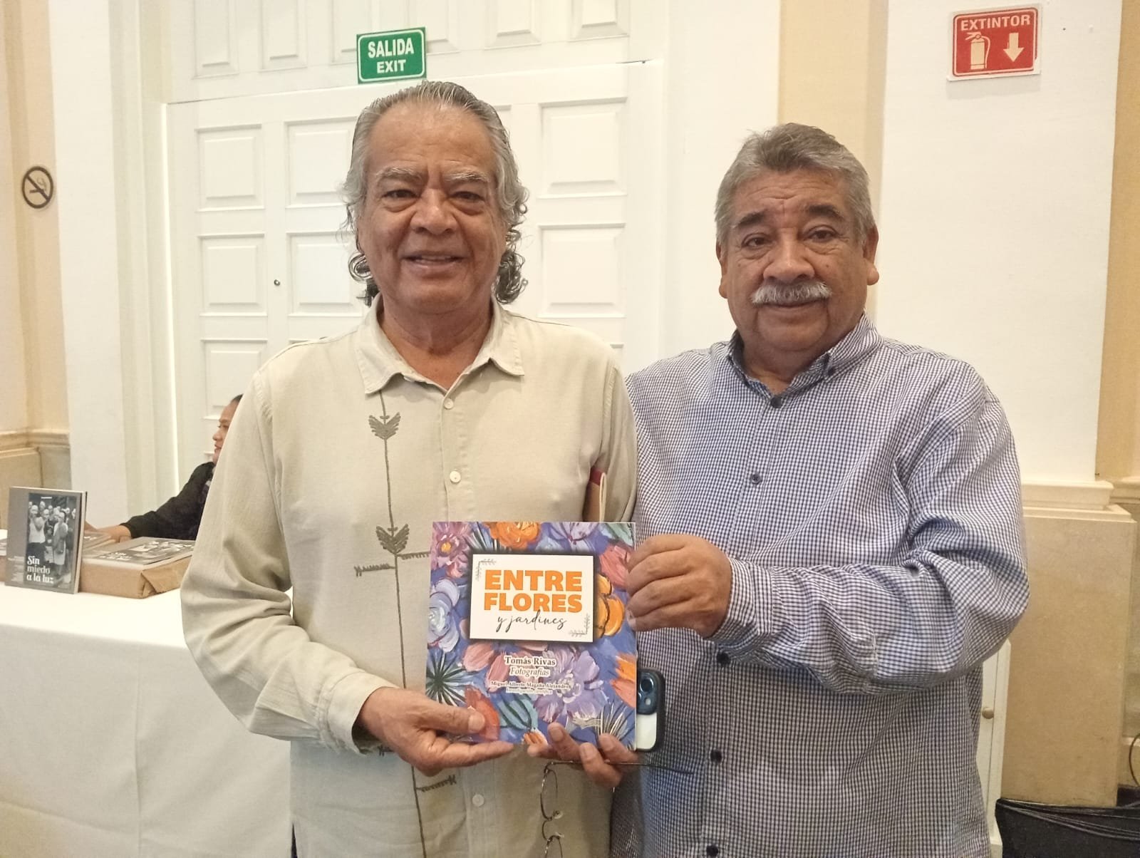 Tomás Rivas obsequia su libro "Entre Flores y Jardines" a Pedro Valtierra