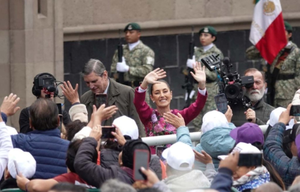 El pueblo apoya a Claudia: Sheinbaum es arropada en el Zócalo de la CdMx; 350 mil llenan la plaza