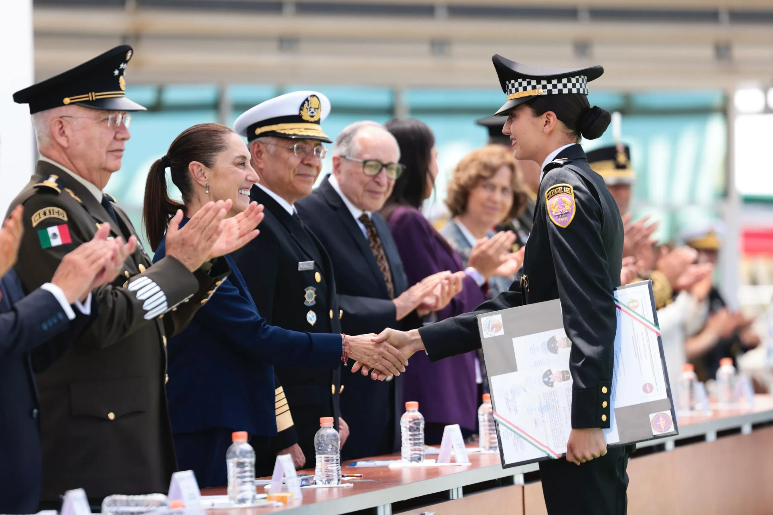 8,138 militares se gradúan; arranca cambio de nombre a Universidad de la Defensa Nacional