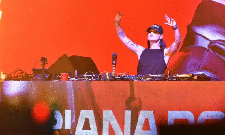 Miles de jóvenes convierten zona CICOM en pista de baile tecno gracias a los DJ's Kevin Priego y Mariana Bo