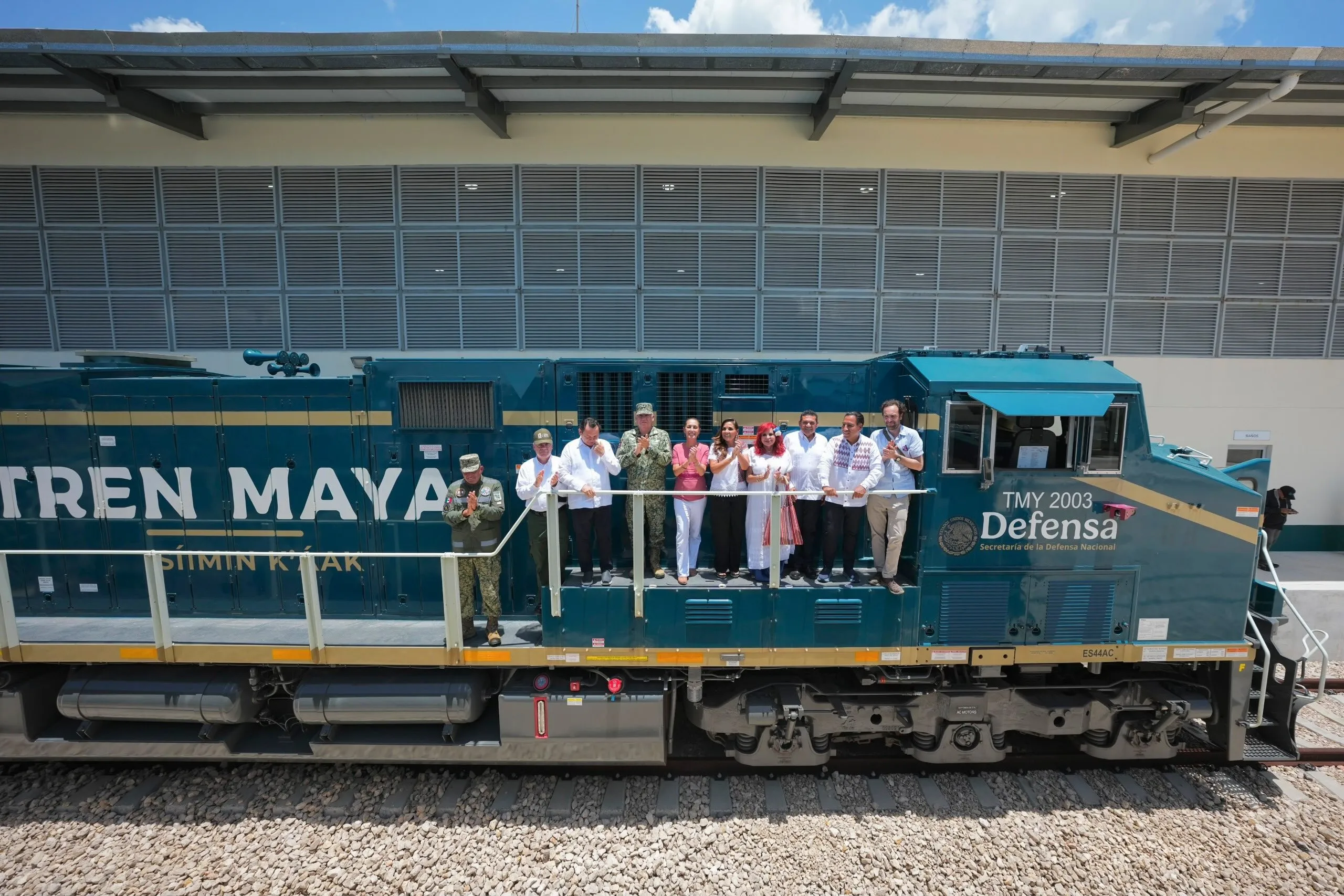 Llegan 12 locomotoras del Tren Maya de carga; apertura va para 2027