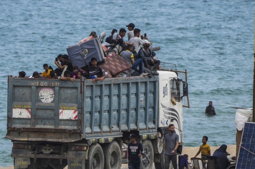 Huyen 800 mil palestinos de intensos combates en Rafa