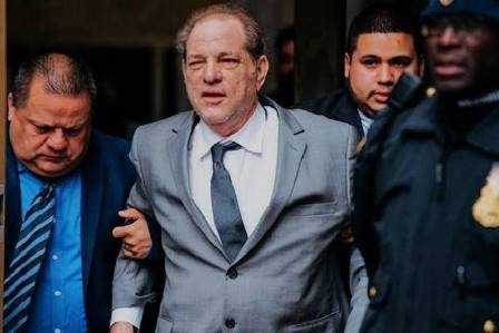 Anulan condena por delitos sexuales contra Harvey Weinstein