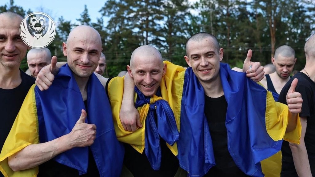 Histórico: Rusia y Ucrania realizan canje de 614 prisioneros