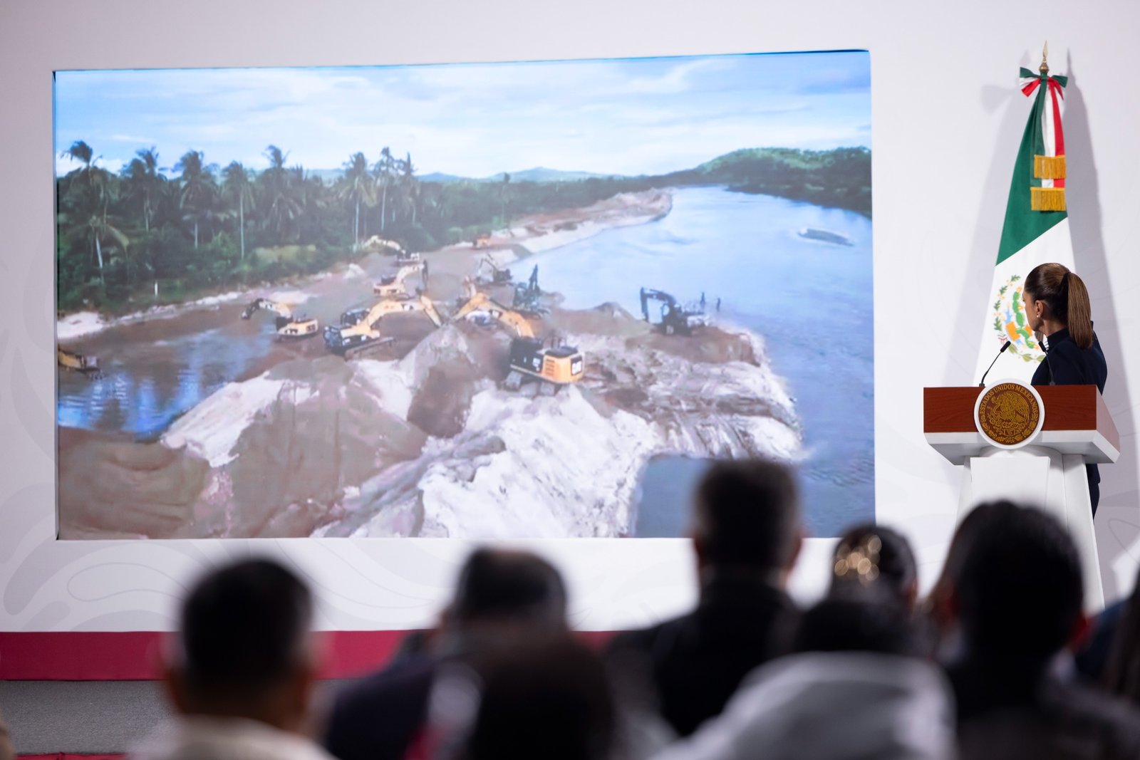 El Gobierno Federal moviliza maquinaria, personal y brigadas médicas para atender a comunidades afectadas por las lluvias en Veracruz, Hidalgo, Querétaro, Puebla y San Luis Potosí.