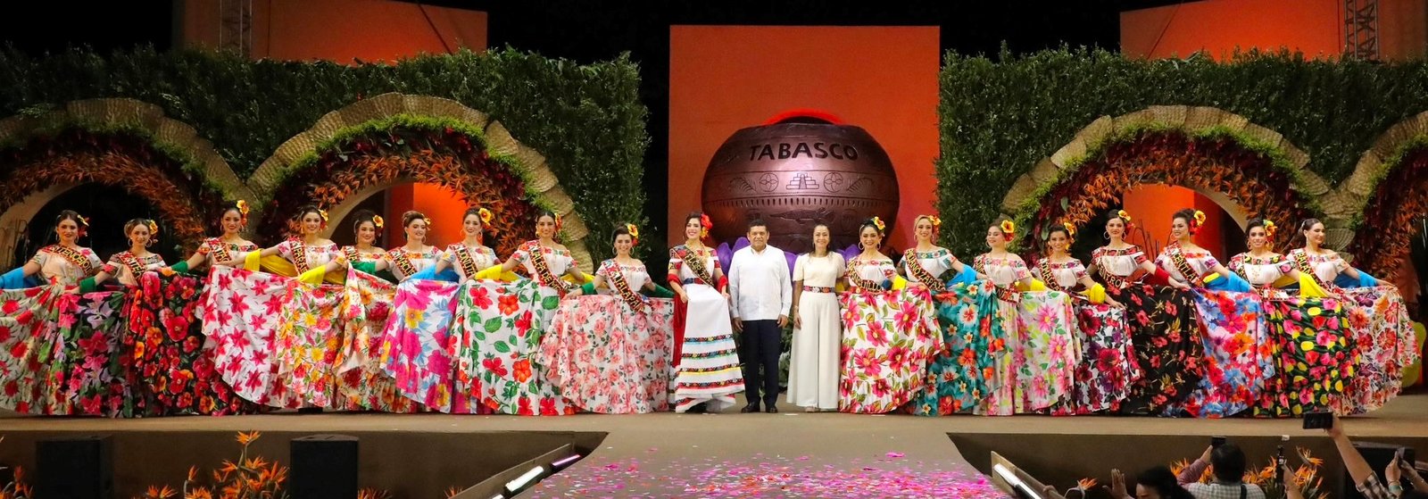 Javier May y su esposa imponen bandas a las 17 embajadoras de la Feria Tabasco 2026