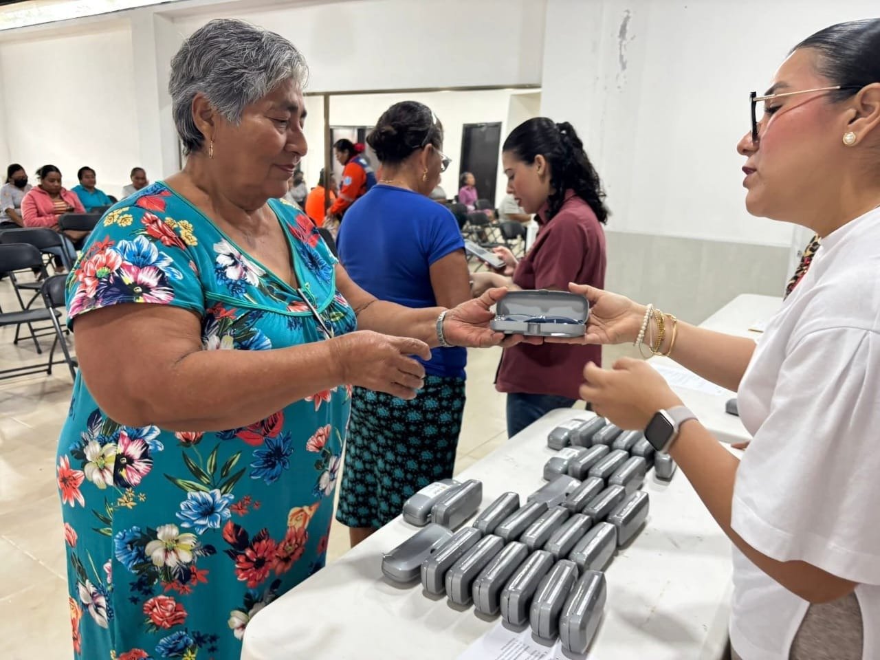 Mejora Beneficencia Pública salud visual de paraiseños con entrega de lentes gratuitos