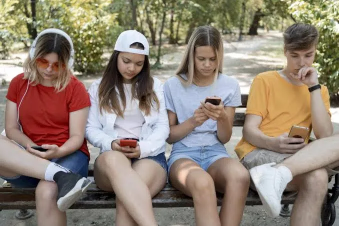 Francia prohíbe redes sociales a menores de 15 años desde septiembre