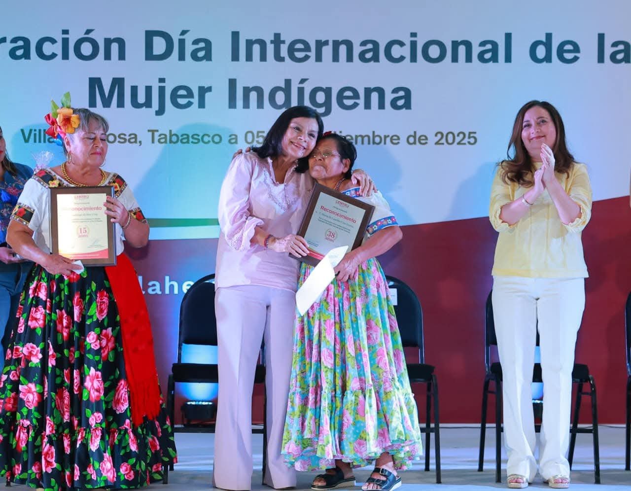 La alcaldesa de Centro entregó reconocimientos a artesanas y parteras tradicionales en el marco del Día de la Mujer Indígena.