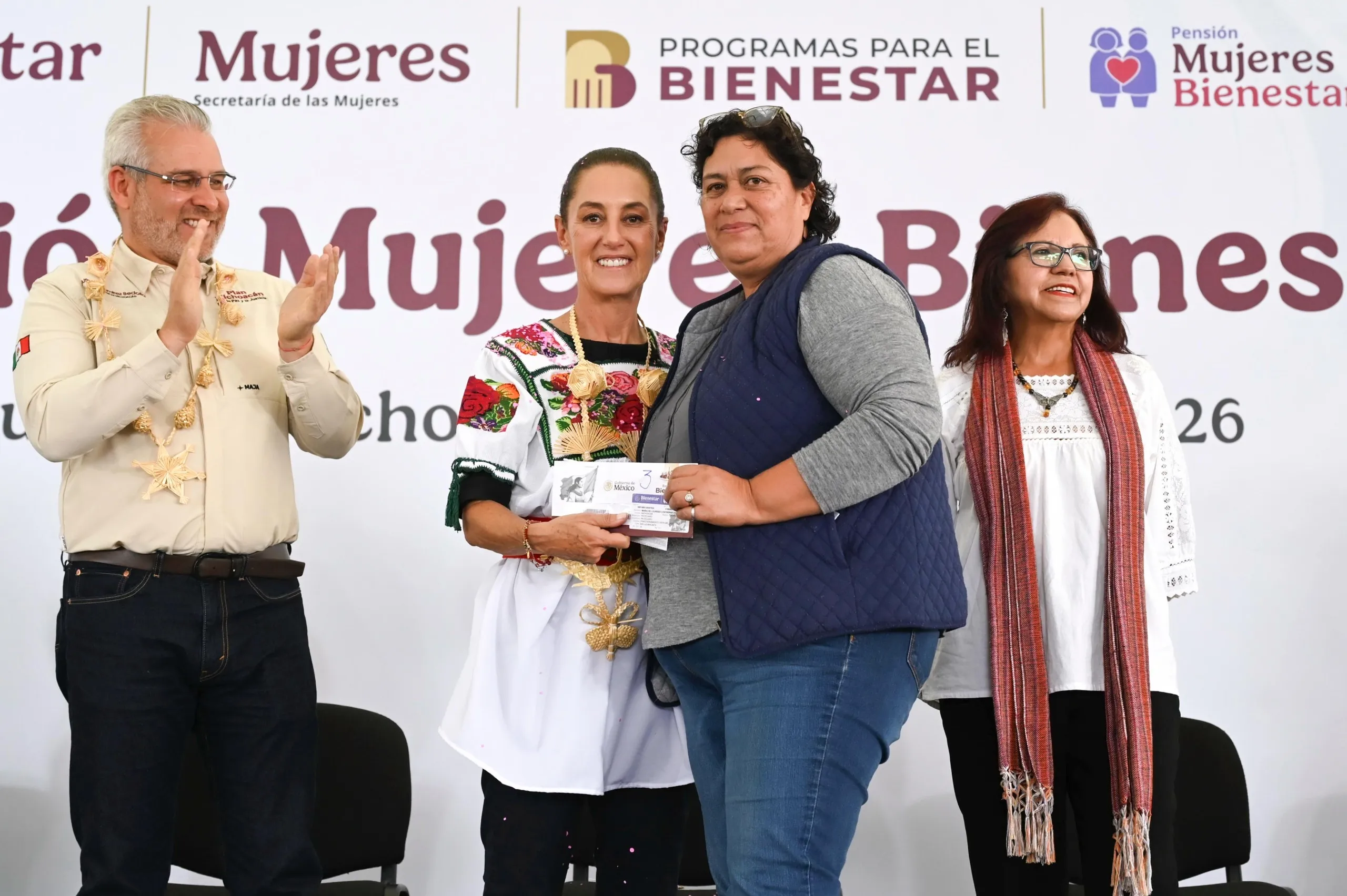 Sheinbaum encabeza entrega de Pensión Mujeres en Michoacán