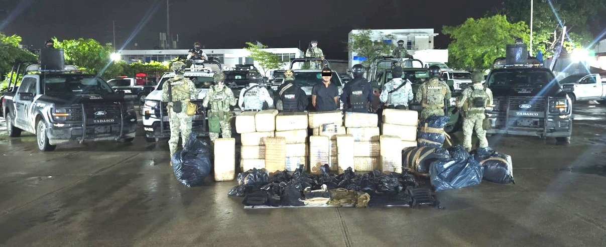 Un operativo interinstitucional en Tabasco logró el decomiso de más de 600 kilos de marihuana y la detención de un presunto responsable con armas y equipo táctico.
