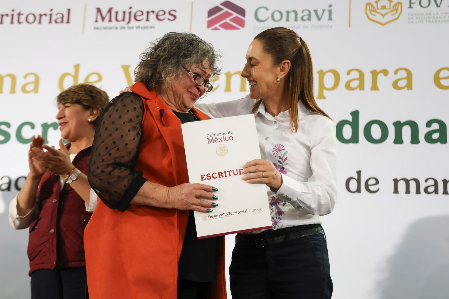 Entregan 947 apoyos de vivienda a mujeres en Tecámac