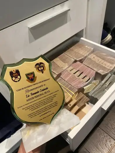 Bolivia halla medio millón de bolivianos y una 'mini granja de bots' en casa de Cerimedo