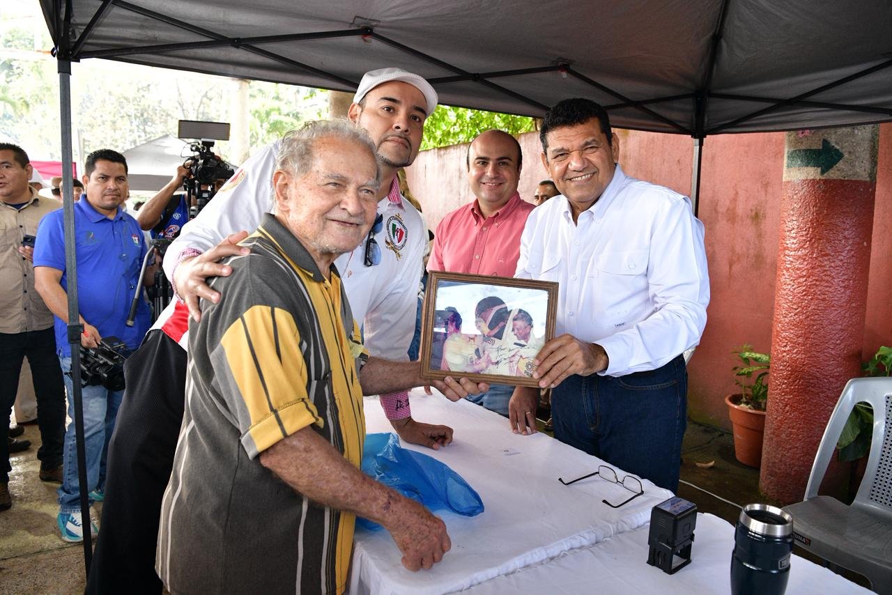 Impulso educativo: Padres reconocen apoyo de Javier May con tabletas