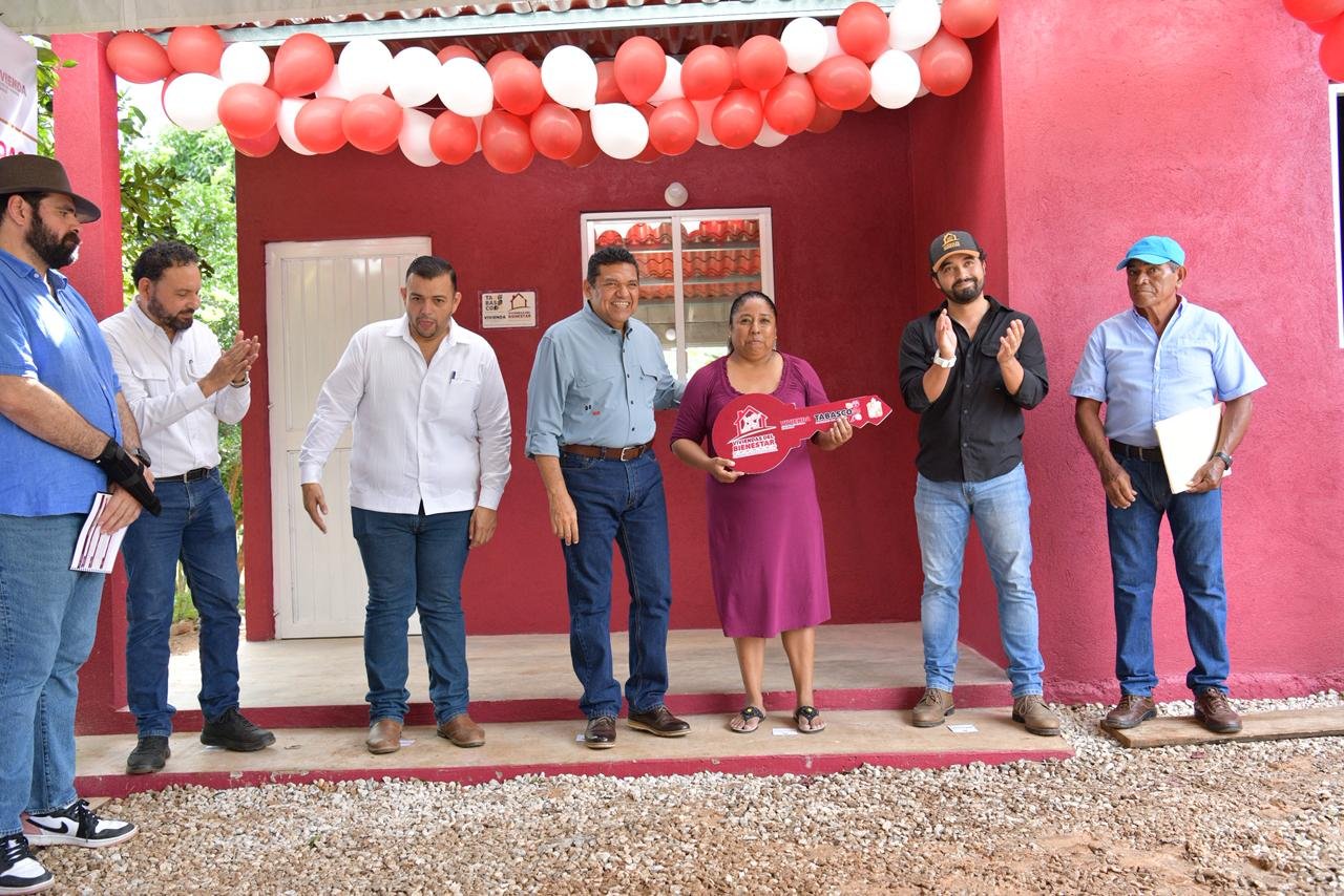Entregan 100 casas a familias de Jalapa; Javier May cumple sueños