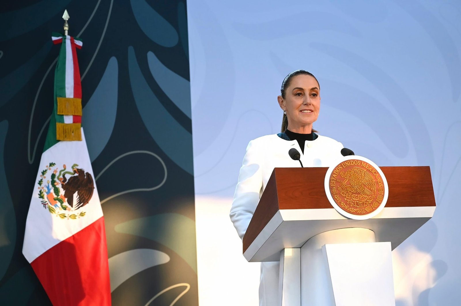 Notifican a Salinas Pliego por adeudos fiscales