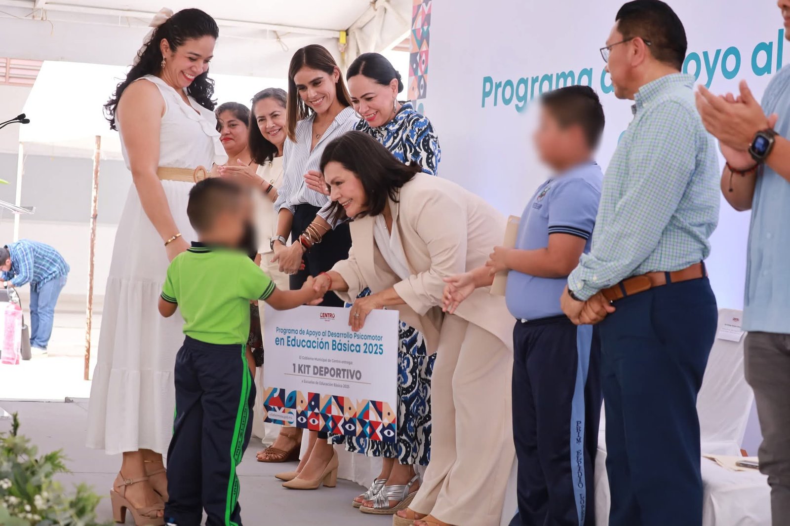 Impulsa Yolanda Osuna desarrollo infantil con entrega de kits deportivos