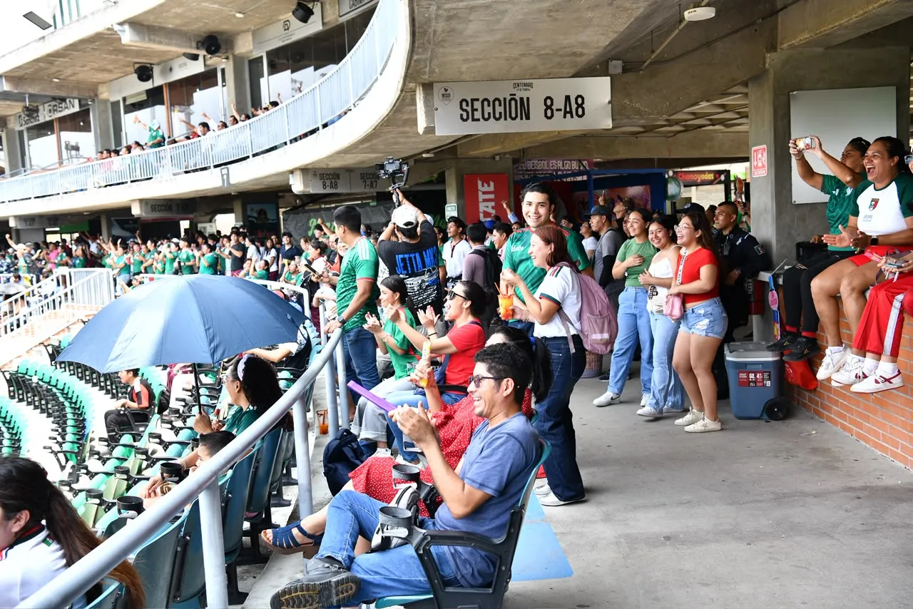 México 2-0 Sudáfrica reunió a familias en el Centenario