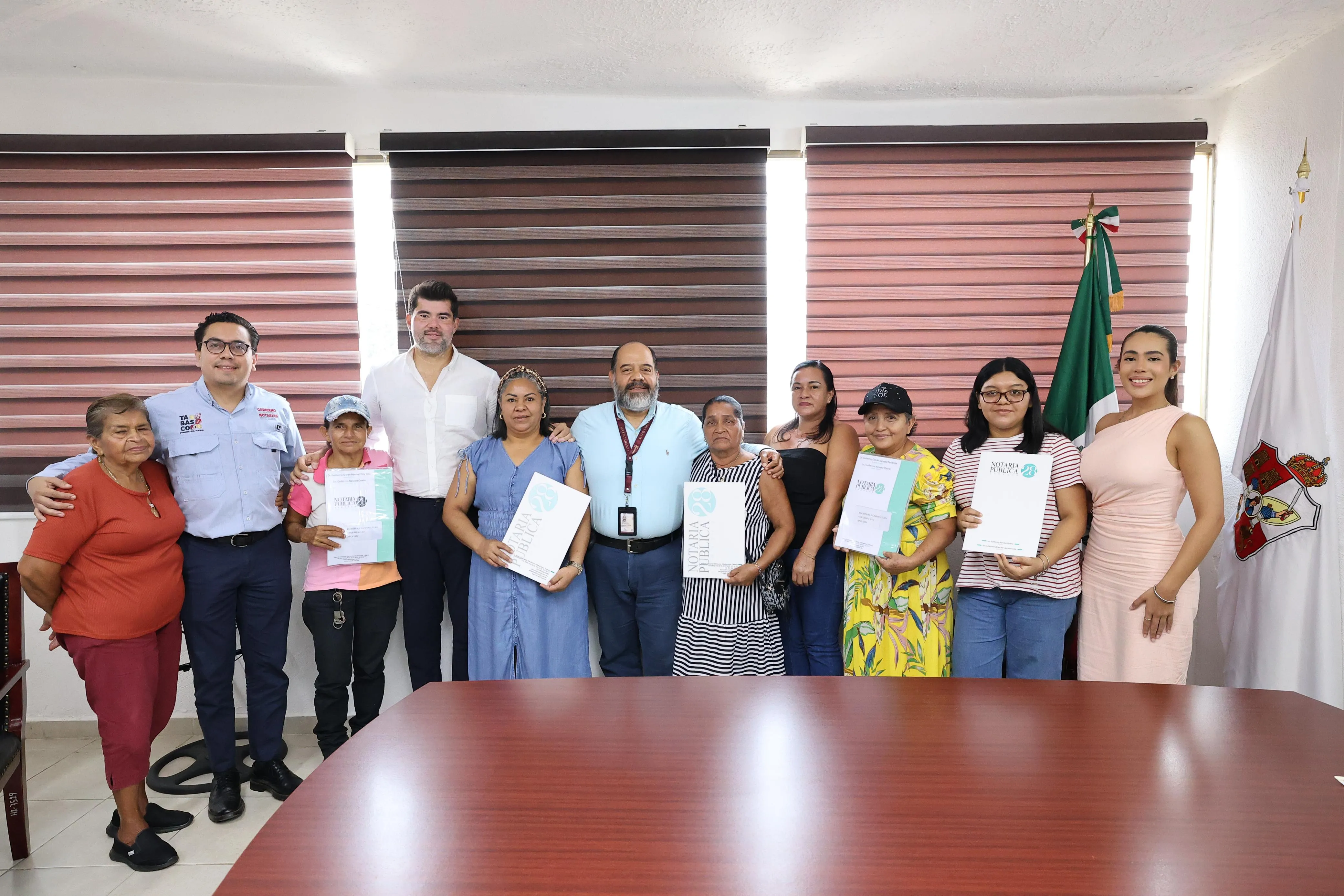 Entregan escrituras a mujeres de Centro y Jonuta