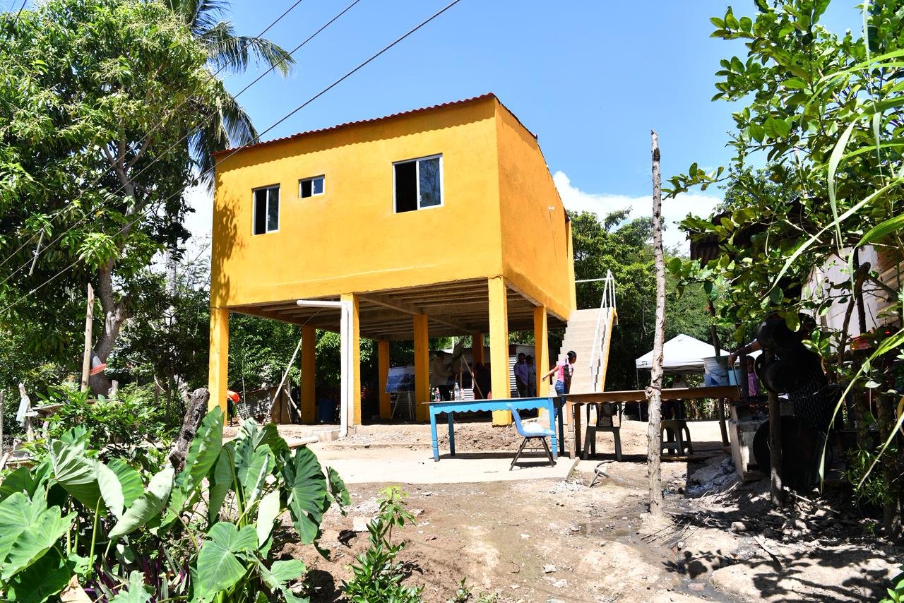 "Ya no nos comerán los pies el agua": Familias estrenan casas tipo palafitos en Palomillar