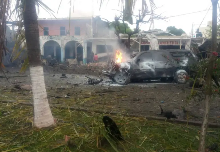 Tres muertos por explosión en base de policía en Michoacán