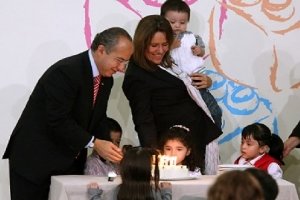 Utiliza Calderón acto público para  festejar el cumpleaños de su esposa
