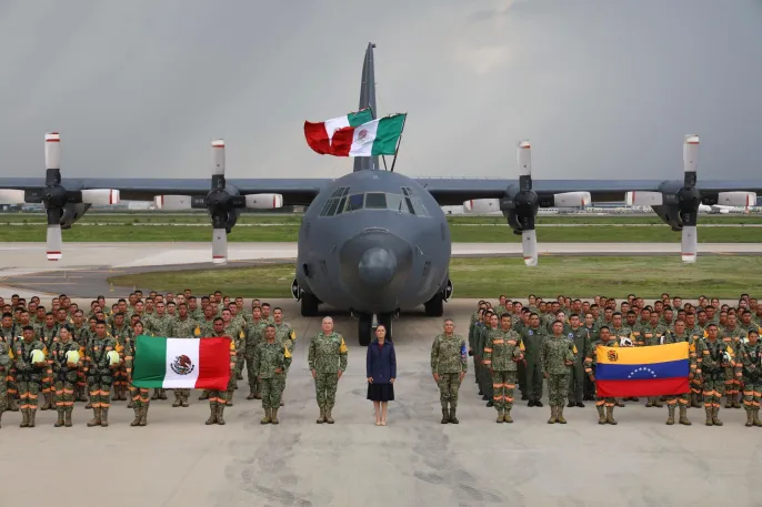 México reconoce a brigada que apoyó rescate tras sismos en Venezuela