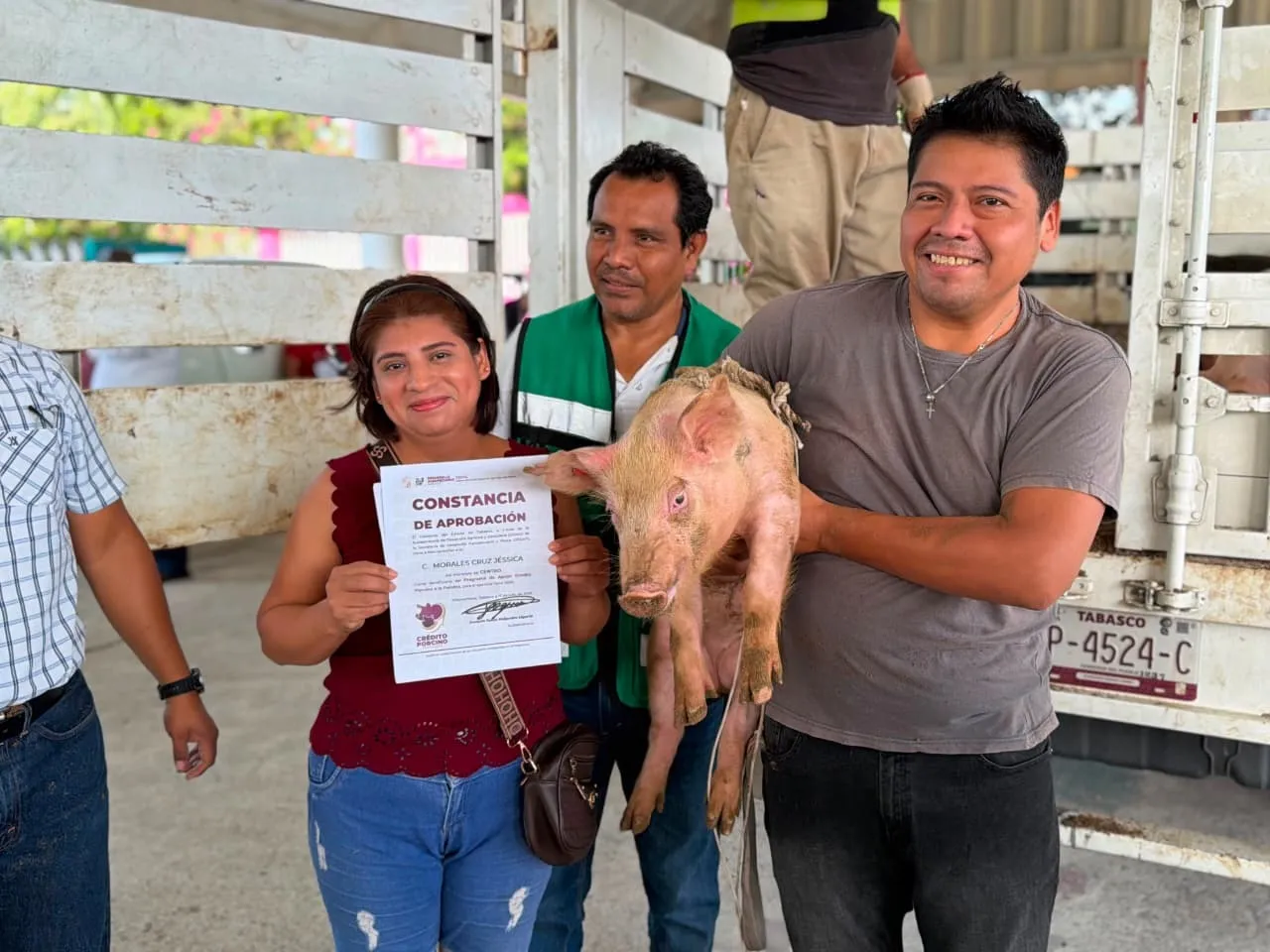 Entregan crédito porcino a mujeres chontales en Centro