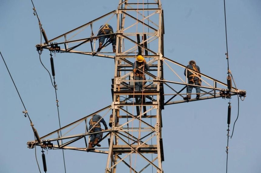 Restablecen electricidad tras apagón que afectó a 2 millones en Península