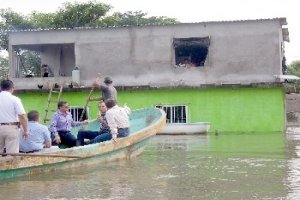 Constatan diputados entrega de ayuda a familias afectadas por ríos en Nacajuca