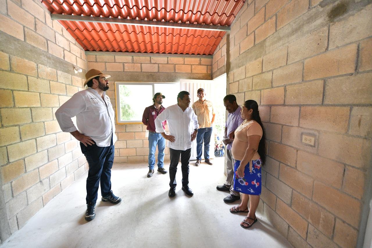 No están solos”: Supervisa May viviendas tipo palafitos en zonas bajas de Aztlán