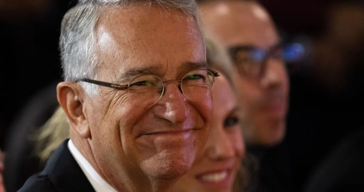 Empresas de Salinas Pliego acumulan más de 1,300 mdp en contratos públicos pese al veto publicitario