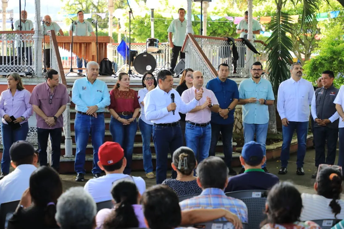 Anuncia May  rehabilitación de unidad deportiva en Teapa