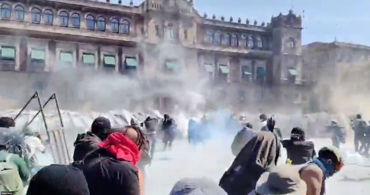 Protesta en CDMX termina en choques frente a Palacio Nacional