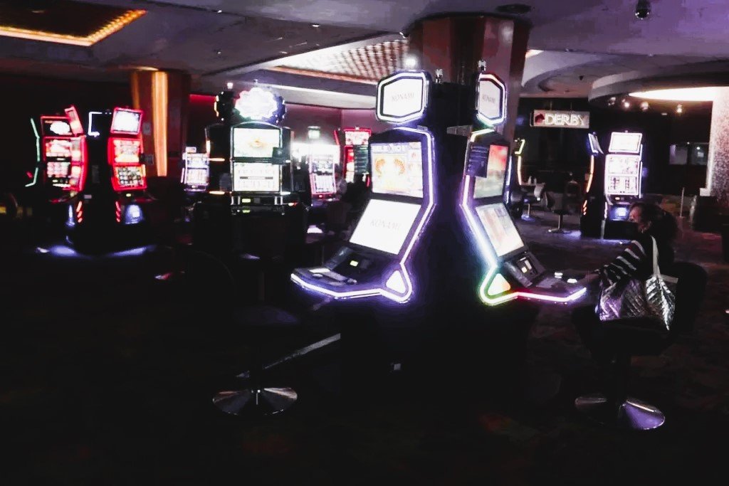 Gobierno suspende 13 casinos; Grupo Salinas denuncia persecución de Estado