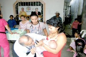 Entrega  PATAN PUKU  medicinas gratuitas  a más de tres  mil damnificados