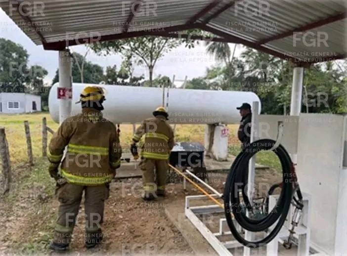 Desmantelan gasera clandestina en Comalcalco: FGR asegura más de 2 mil  litros de combustible