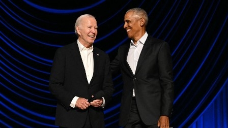 Joe Biden queda paralizado en el escenario y tiene que sacarlo Obama 