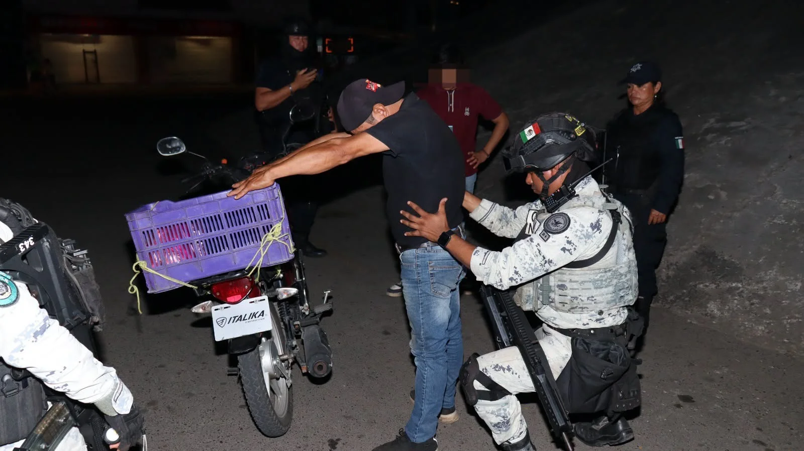Refuerzan operativo de seguridad en Centro con revisiones y detenciones