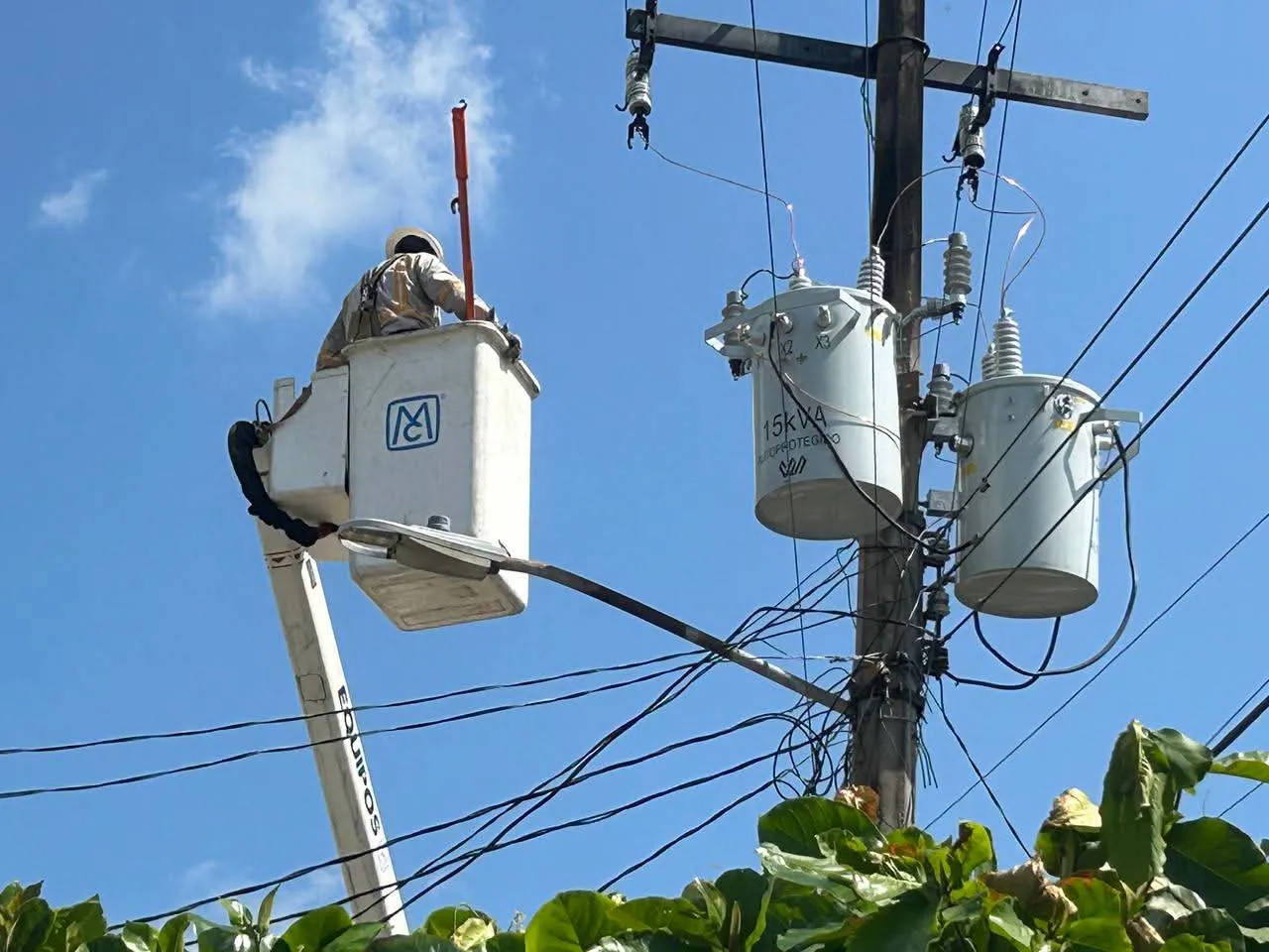 Cortes de luz en Tabasco dejan más de 20 comunidades atendidas