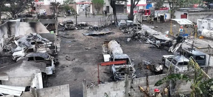 Incendio en taller de Río Viejo deja 14 autos dañados; gobierno da seguimiento y abra carpeta de investigación