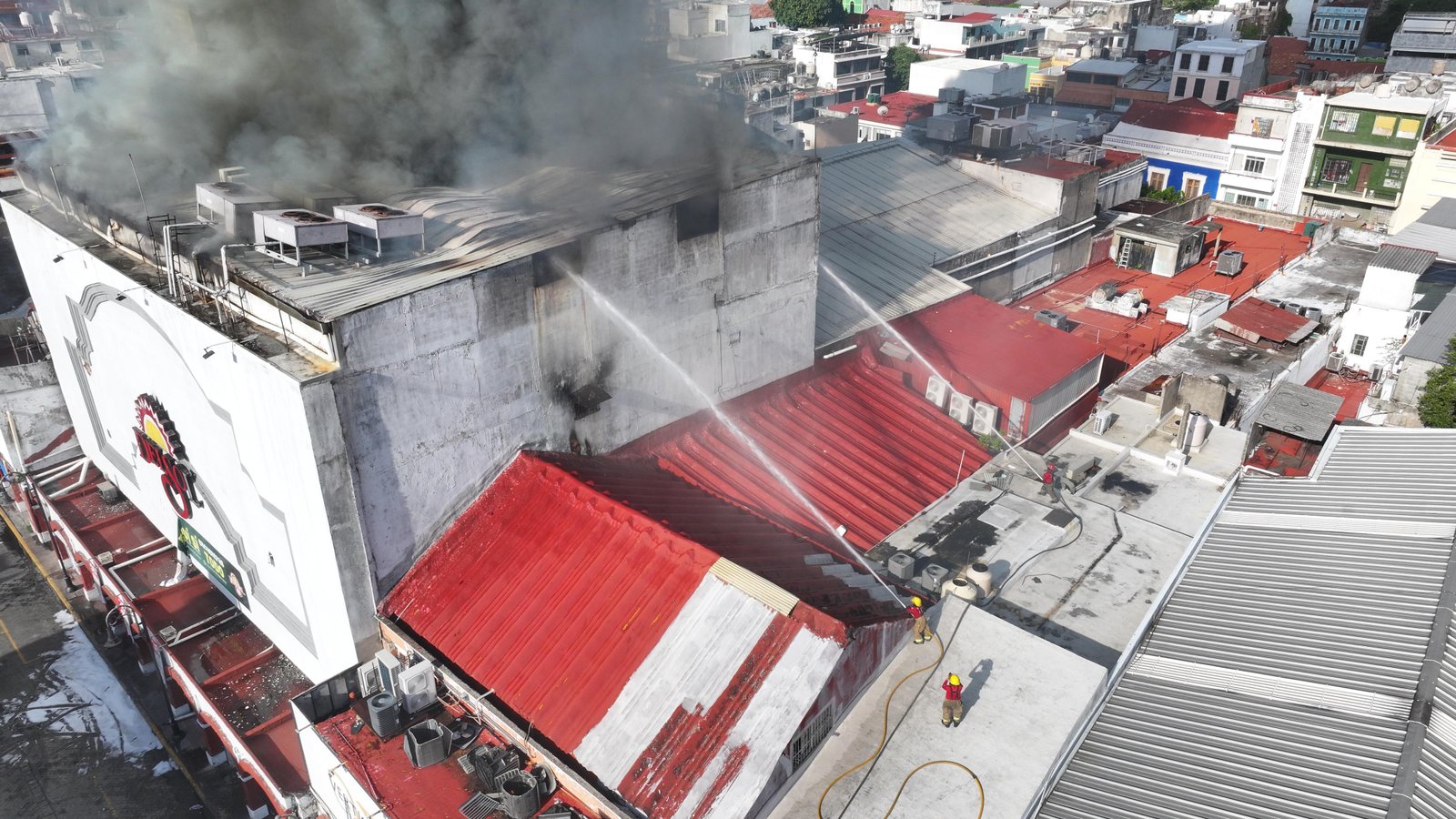 Reaviva incendio en tienda departamental del centro de Villahermosa