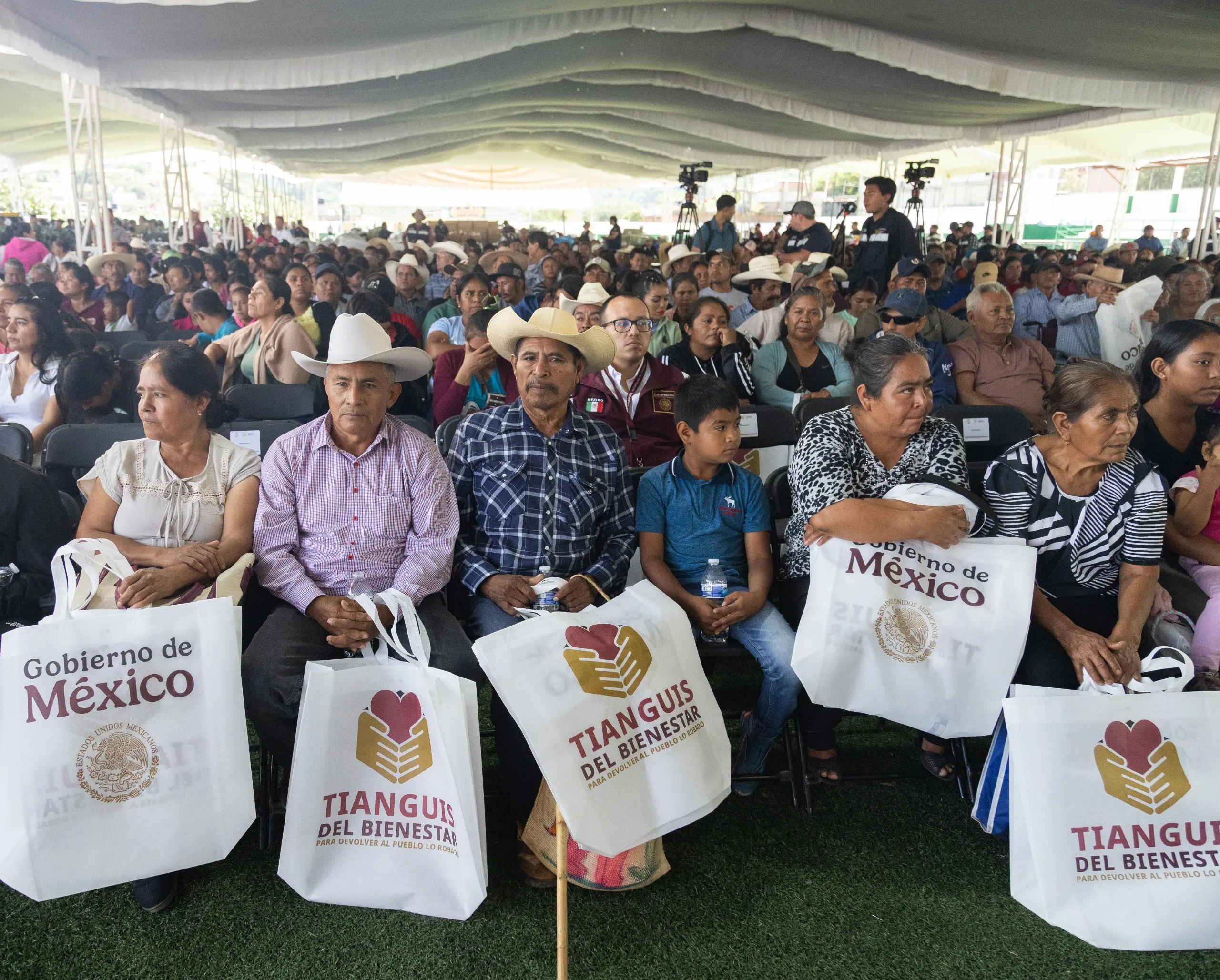 Tianguis del Bienestar y canje de armas llegan a Olinalá, Guerrero