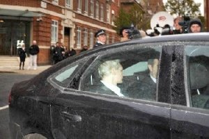 Detienen en Londres al  fundador de Wikileaks