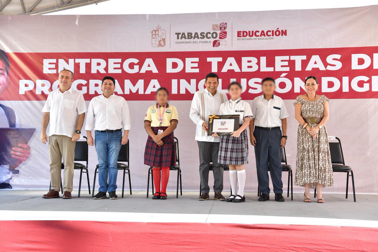 Javier May impulsa la educación en La Sierra con 2,589 tabletas