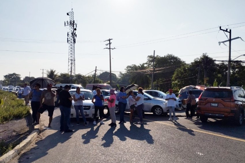 Cierran carretera Vhsa-Centla por apagones; reclaman solución a CFE 