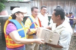 Raúl Gustavo Gutiérrez Cortés  entrega despensas  del Fonden  a los damnificados  por inundaciones